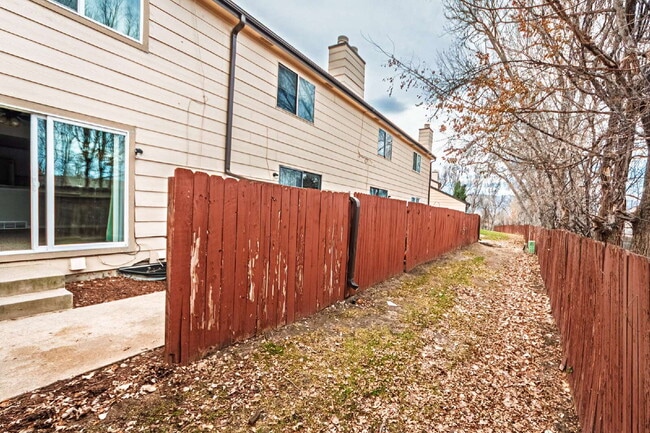 Building Photo - Beautiful Townhome with 3bedrooms and 3 bathrooms, and 1 car garage for rent.