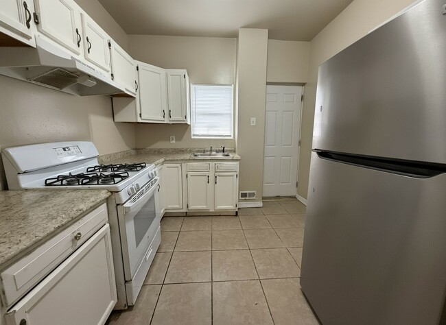 Building Photo - 4 Bedroom 1 Bath Rental In Germantown
