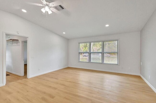 Building Photo - 9312 Pinion Dr