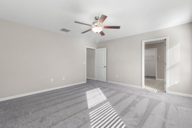 Building Photo - "Spacious 5-Bedroom Retreat in Apollo Beach - Modern Living with 2.5 Baths on White Chicory Dr!"