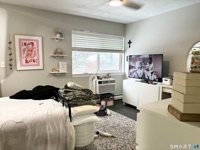 Building Photo - 208 Flax Hill Rd