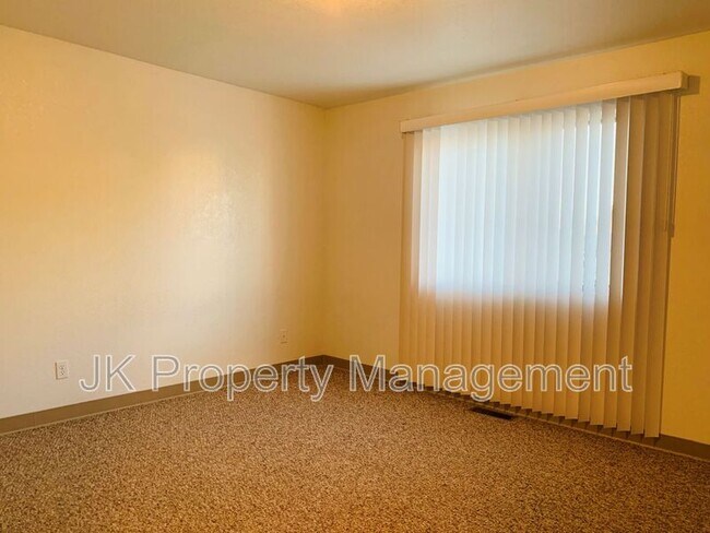 Building Photo - 1613 Sand Ct