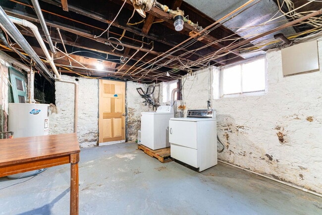 Building Photo - 557 S 6th St