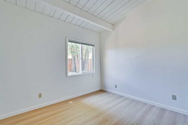 Building Photo - Spacious 4 Bed 3 Bath Home in Highly Desir...