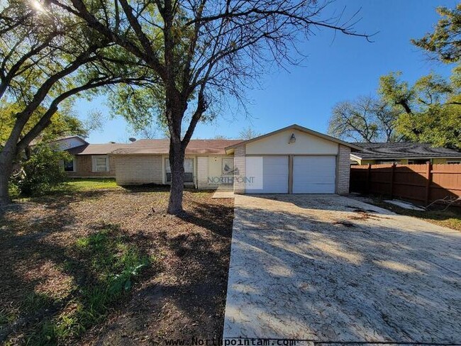 Building Photo - Charming 3 bedroom home ready for immediat...