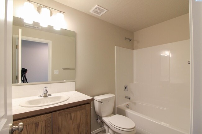 Building Photo - Newer 3 Bed/2 Bath Rambler in Pasco