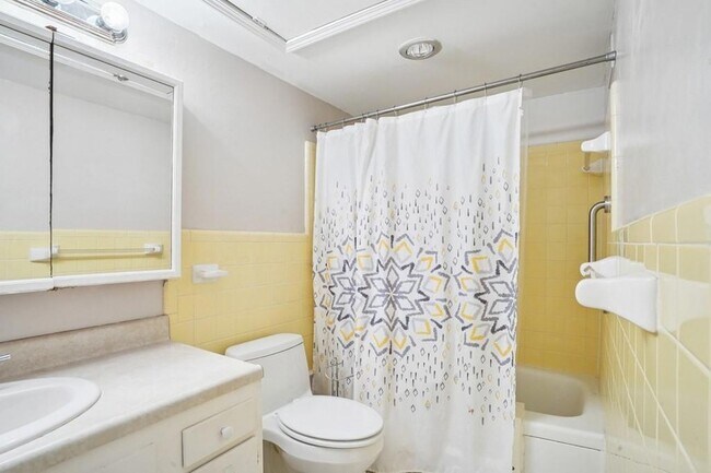 Building Photo - 2732 Whitney Pl