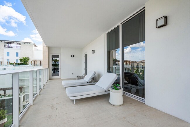 Building Photo - 210 SE Mizner Blvd