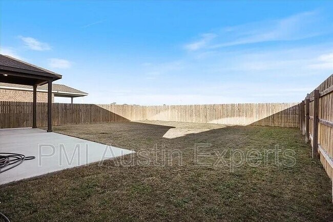 Building Photo - 405 Coba St