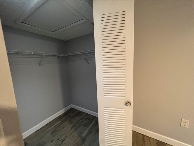 Building Photo - 400 Palm Cir W