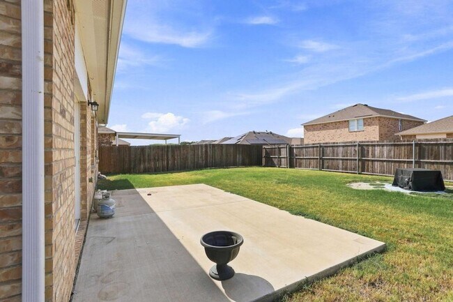 Building Photo - 405 Willow Creek Dr