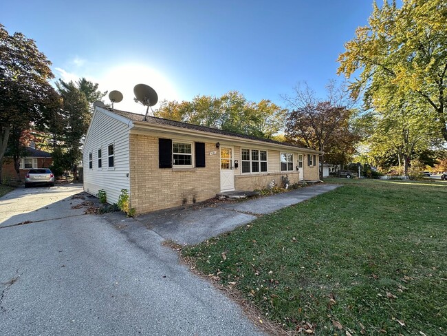 Building Photo - Taft Street Duplex