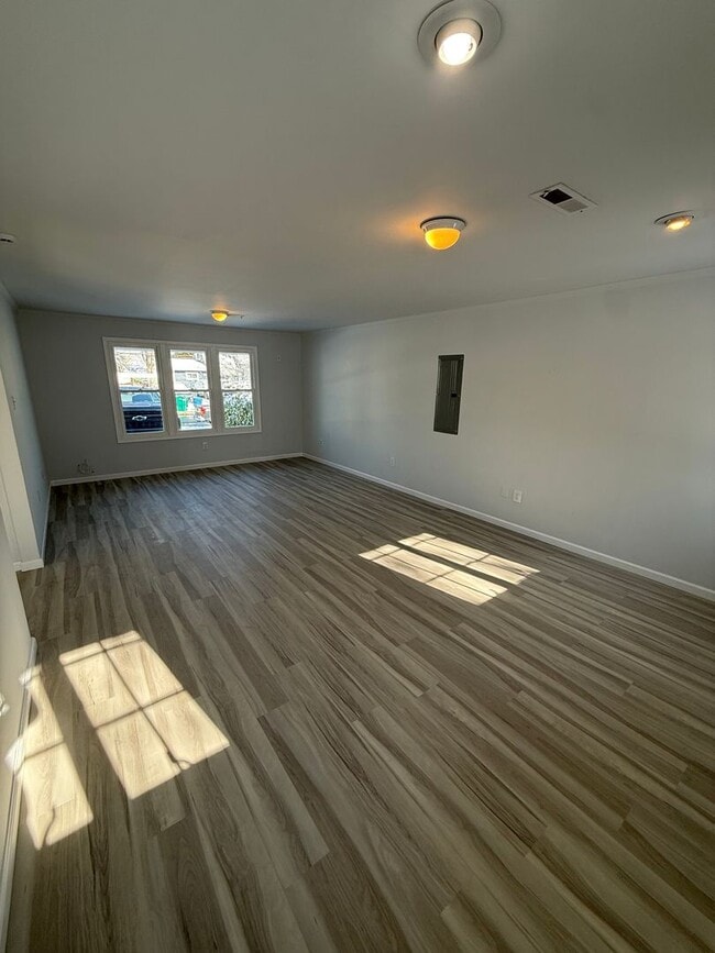 Building Photo - Fantastic 4 Bedroom 2 Bath Expanded Home