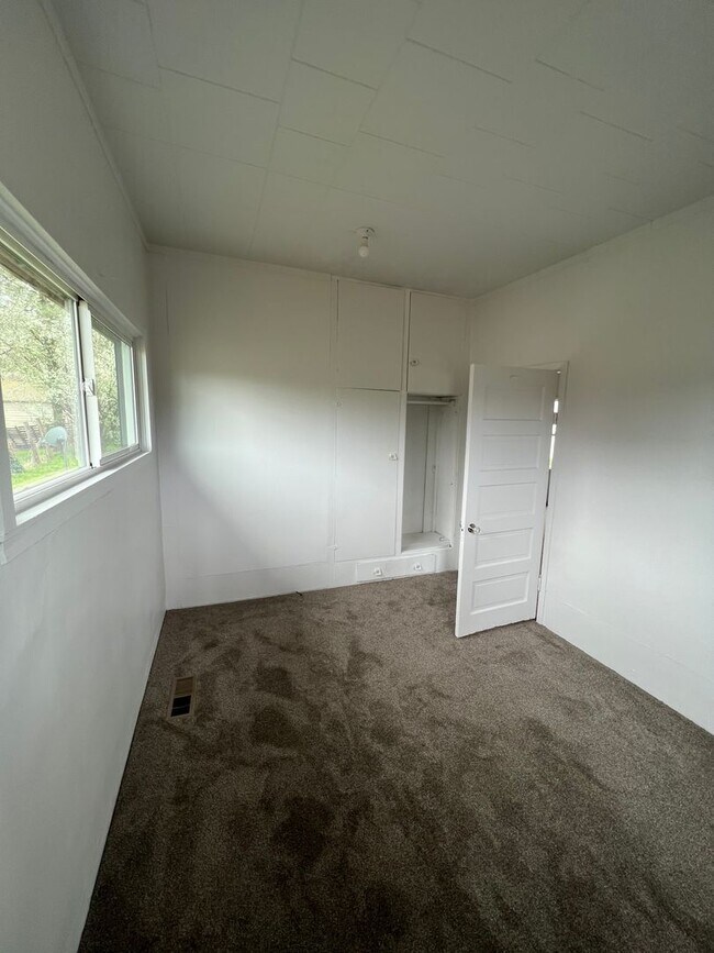 Building Photo - 3 bedroom 1 bath