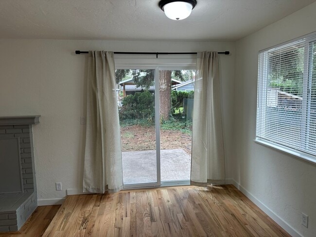 Building Photo - Beautifully updated 3 bedroom, 1 bath hous...