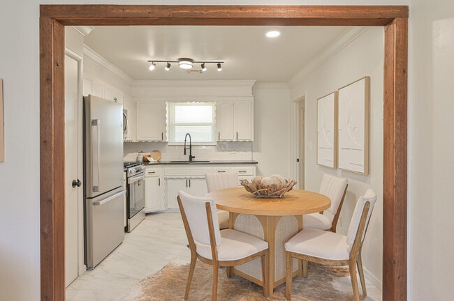 Building Photo - 505 N Norman Ave