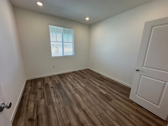 Building Photo - Stunning, Sun-Drenched 4BR + Loft Home in Lakeview – Loaded with Premium Upgrades!