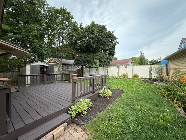 Building Photo - 454 Moseley St