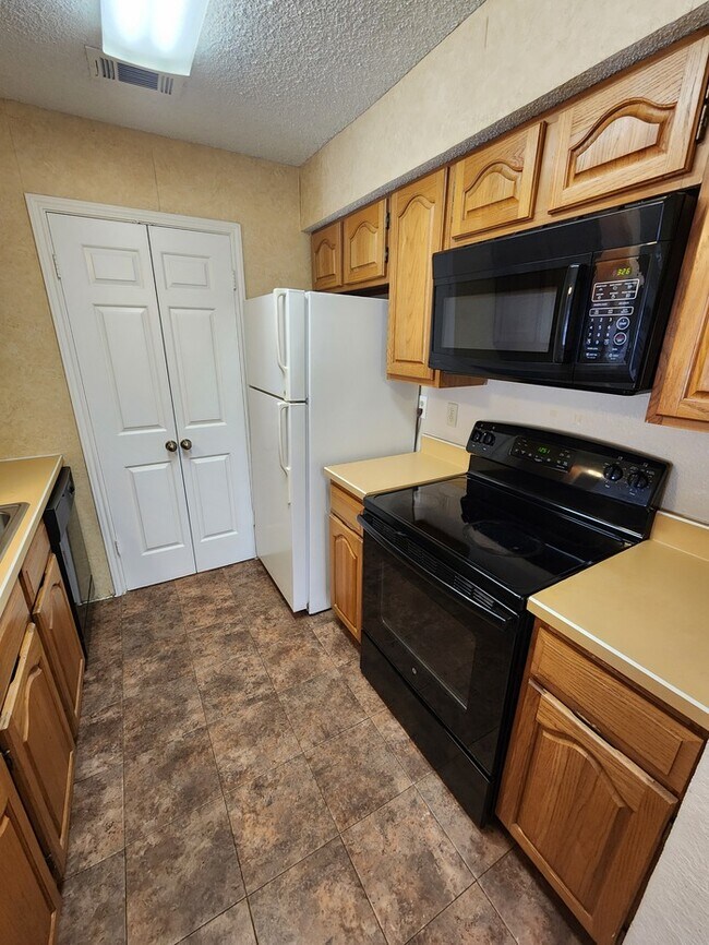 Building Photo - 1 bed 1 bath condo