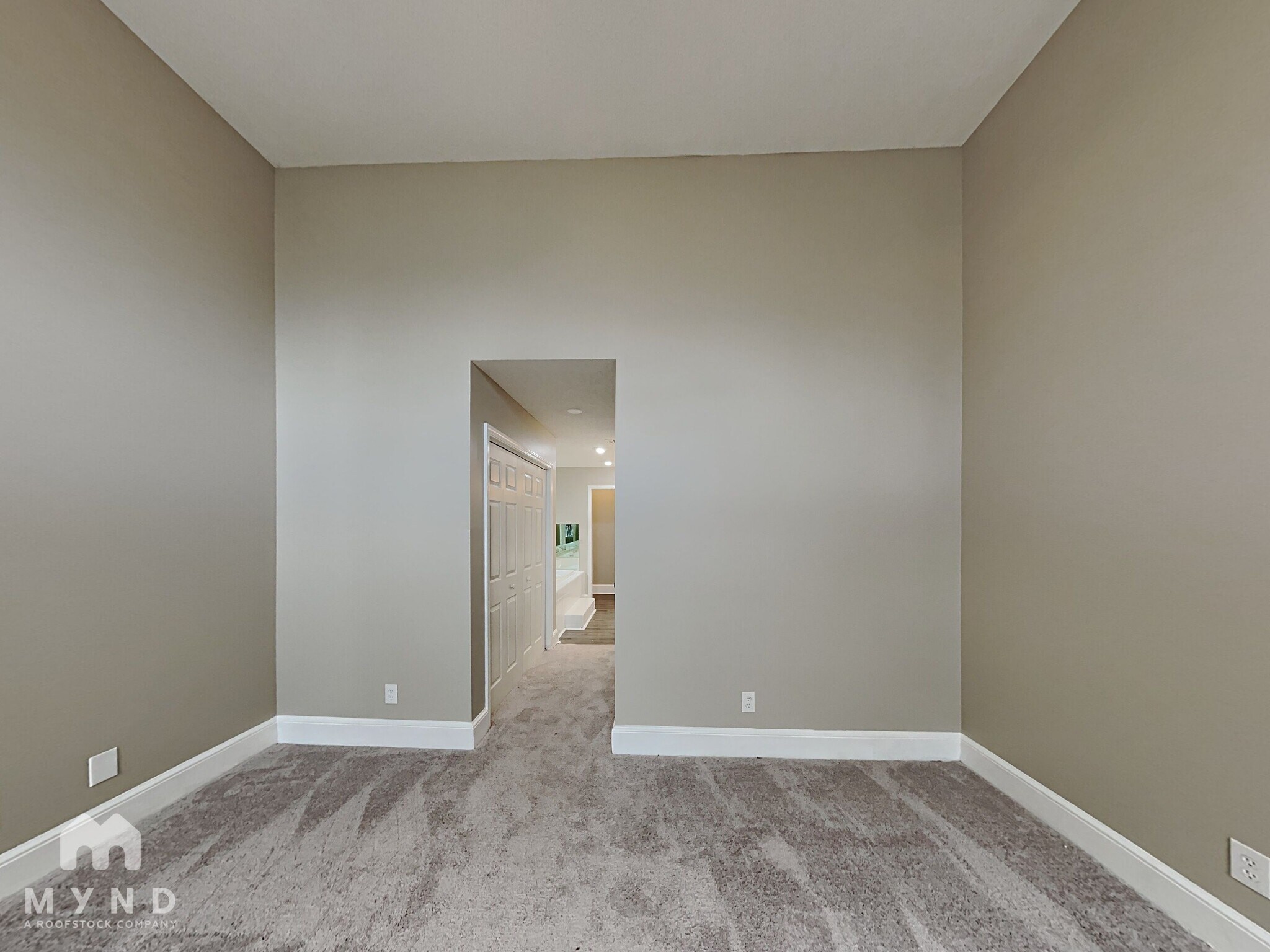 Building Photo - 4015 Golfview Dr
