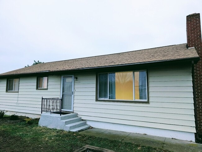 Building Photo - Fantastic 3 Bedroom Clarkston House with Fenced Backyard