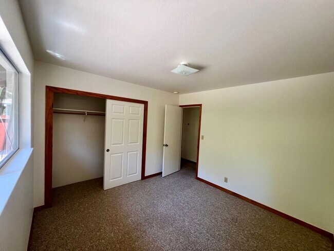 Building Photo - Charming 3 Bedroom 2 Bath home with large ...