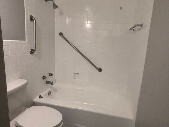 Building Photo - Charming 2-Bedroom Apartment for Rent in O...