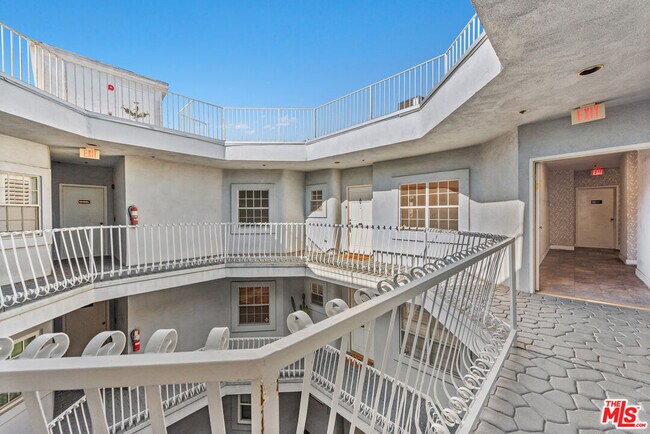 Building Photo - 2025 S Beverly Glen Blvd