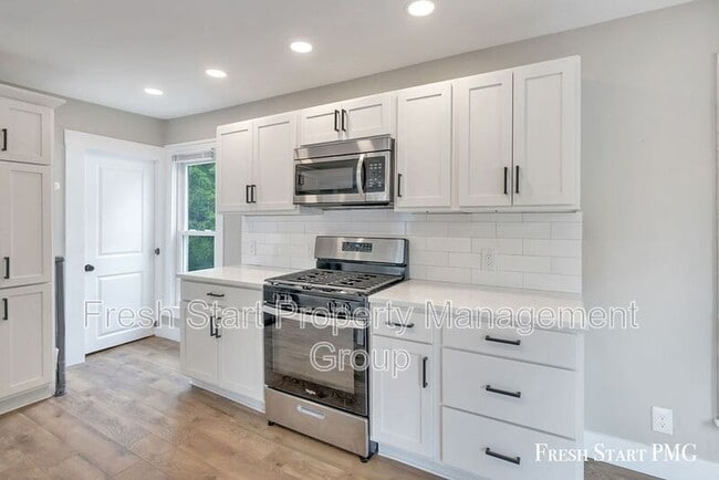 Building Photo - 618 Lamberton St NE