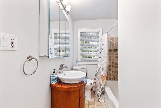 Building Photo - 919 Gilbert St SE