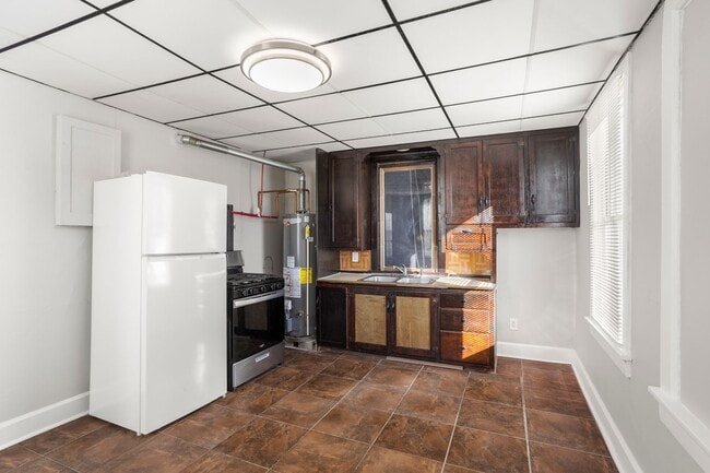 Building Photo - 1100 N Van Buren St