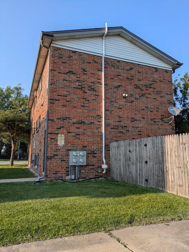 Building Photo - 21W185 Tee Ln