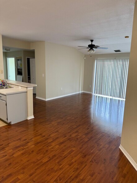 Building Photo - 5475 Vineland Rd
