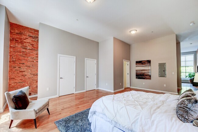 Building Photo - 231 E North Ave