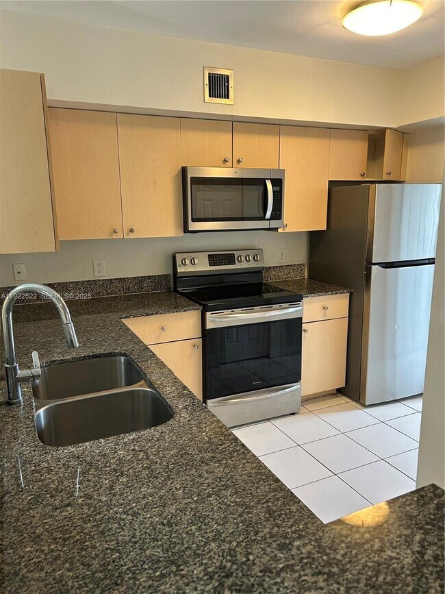 Building Photo - 2494 Centergate Dr