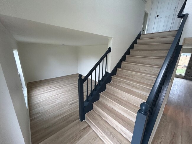 Building Photo - 1131 Holly Dr