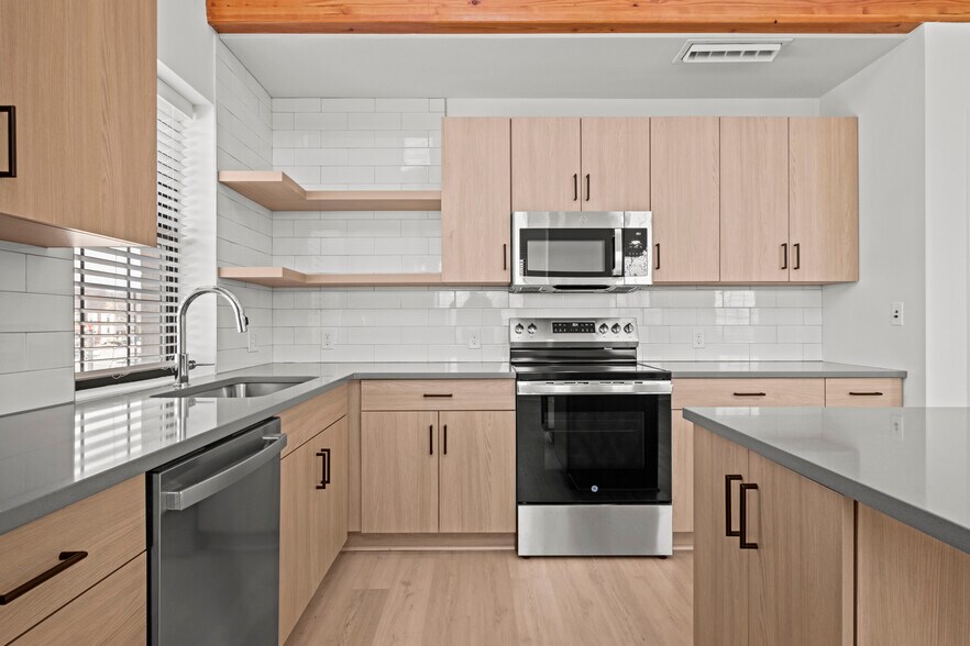 Building Photo - 3009 N Oak Trafficway