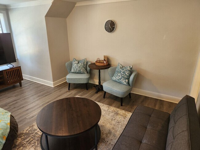 Building Photo - Cozy Apartment located near UAMS!