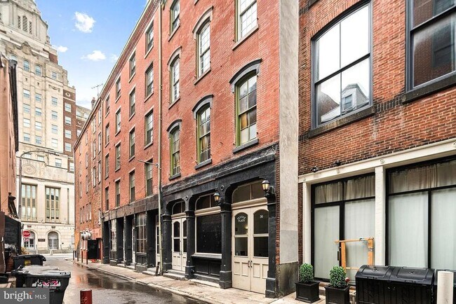 Building Photo - 36 Strawberry St