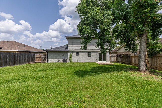 Building Photo - 12223 Kingslake Forest Dr