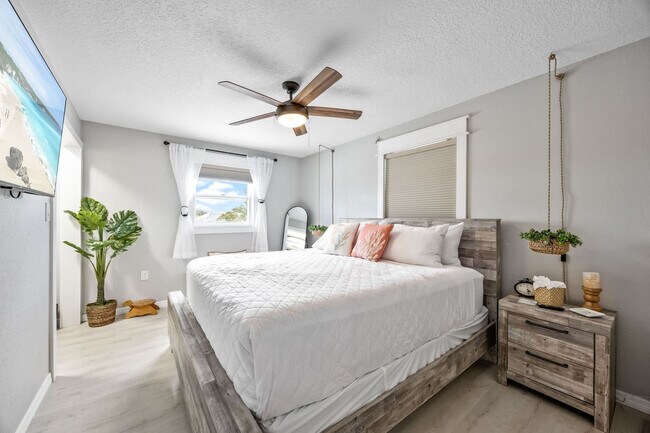 Building Photo - 366 W Osceola Ln