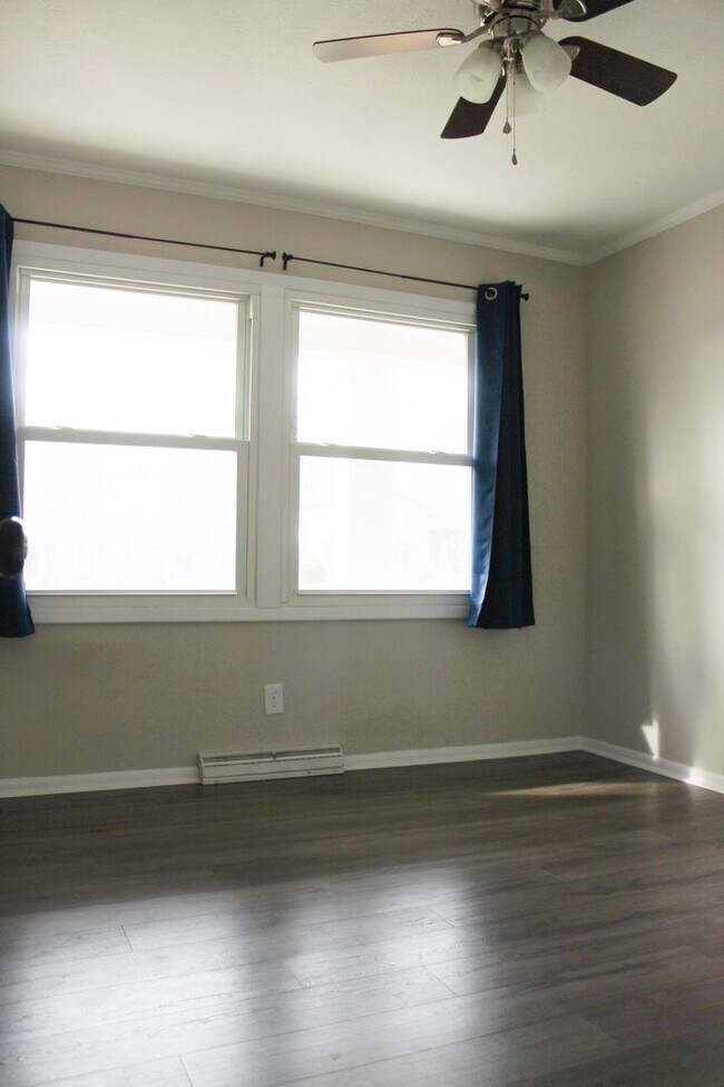 Building Photo - Bright and Spacious 3 Bedroom Furnished Rental