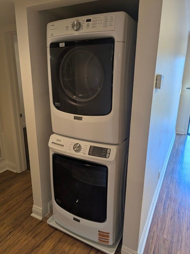 Building Photo - 2 Bedroom-1 Bathroom Single Story Condo; 2nd floor unit in Lakeside