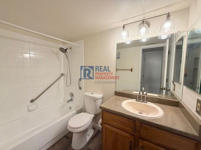 Building Photo - 1075 S Elkhart Way