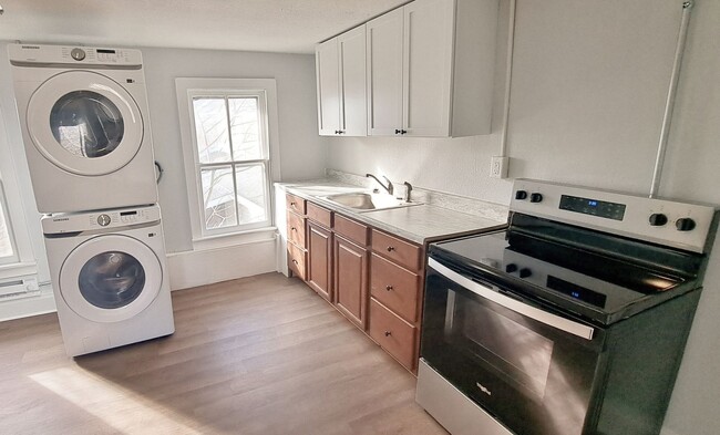 Building Photo - 516 Main St