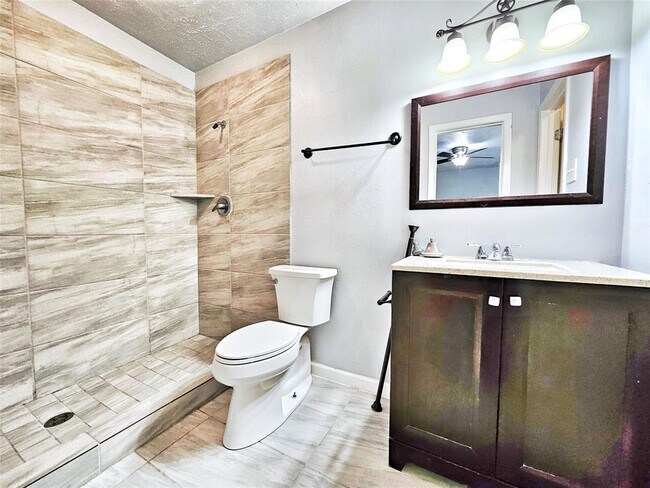 Building Photo - 33 N Wavy Oak Cir