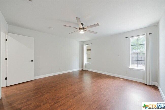 Building Photo - 1310 Scenic View Dr