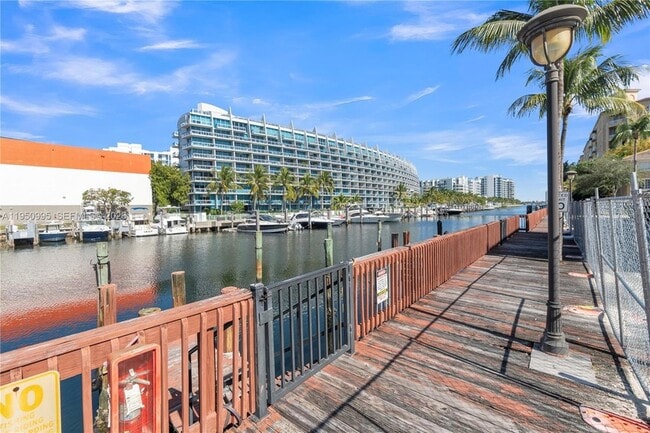 Building Photo - 2945 NE 185th St