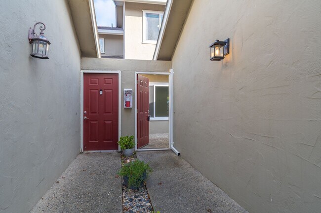 Building Photo - Charming 3-Bedroom Condo in Creekside Village – Prime Location!