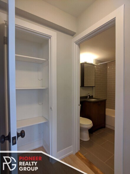 Building Photo - 429 W Wellington Ave